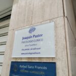 placa calle portal edificio de consulta psicólogo en Xàtiva